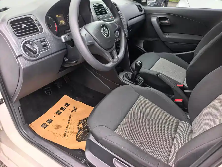 Used Volkswagen Polo 2014 1.4L manual fashion version