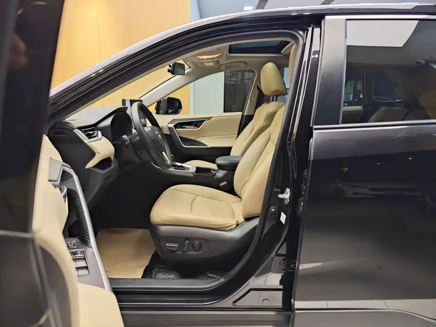 900x675_0_q87_c42_autohomecar__ChtpWGm40GyACgF0AAPutaIjhvU728.jpg.webp Used Toyota RAV4 Rongfang 2020 2.0L CVT two-wheel drive fashion version