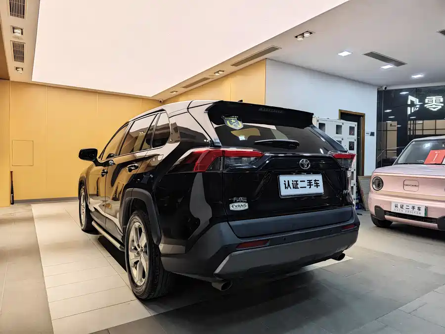 900x675_0_q87_c42_autohomecar__ChtpWGm40HKASN2qAATUMlEvCno434.jpg.webp Used Toyota RAV4 Rongfang 2020 2.0L CVT two-wheel drive fashion version
