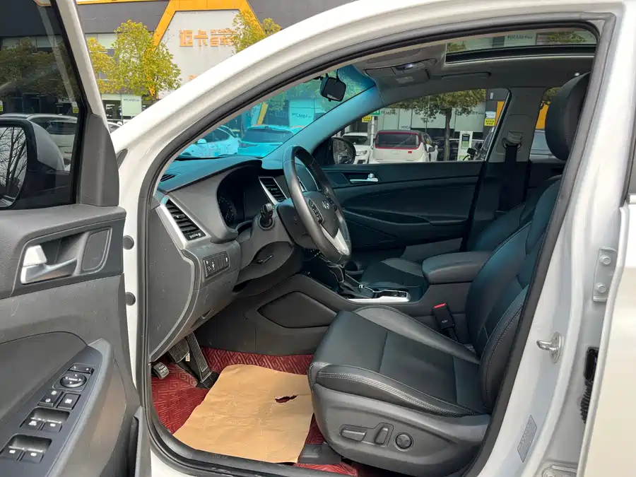 900x675_0_q87_c42_autohomecar__ChtpWGm6Q8WAE-jnAAl1gij1gr8860.jpg.webp Used Hyundai Tucson 2018 1.6T dual-clutch two-wheel drive 15th anniversary special edition