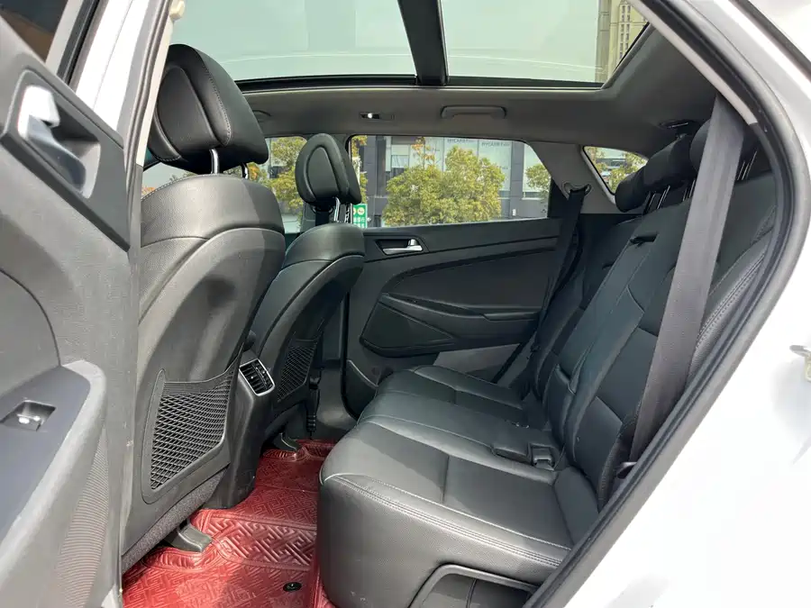 900x675_0_q87_c42_autohomecar__ChtpWGm6Q8uAPp5yAAjZMlw0edU906.jpg.webp Used Hyundai Tucson 2018 1.6T dual-clutch two-wheel drive 15th anniversary special edition