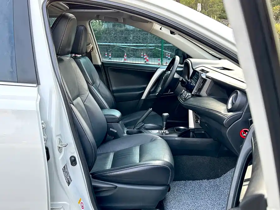 900x675_0_q87_c42_autohomecar__ChtpWGm6d6KAJlRrAAnAofZju94983.jpg.webp Used Toyota RAV4 Rongfang 2016 2.0L CVT two-wheel drive smart version