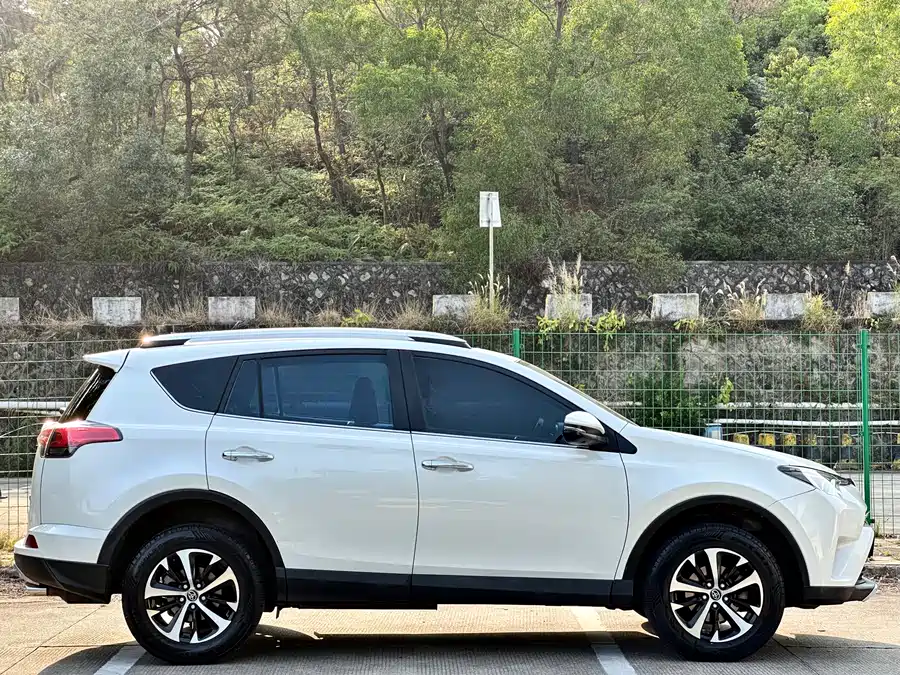 900x675_0_q87_c42_autohomecar__ChtpWGm6d6KANqEWABB7aom0qt4073.jpg.webp Used Toyota RAV4 Rongfang 2016 2.0L CVT two-wheel drive smart version
