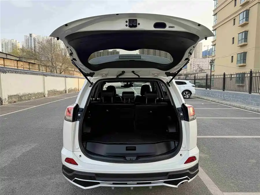 900x675_0_q87_c42_autohomecar__ChtpWGm6hgOAbC5_AAKI0HOXgM0775.jpg.webp Used Toyota RAV4 Rongfang 2016 2.0L CVT four-wheel drive cutting-edge version National V