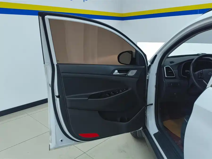 900x675_0_q87_c42_autohomecar__ChtpWGm708GAA64qAAEeLvwRXoU849.jpg.webp Used Hyundai Tucson 2019 280TGDi dual-clutch two-wheel drive fashion version National VI