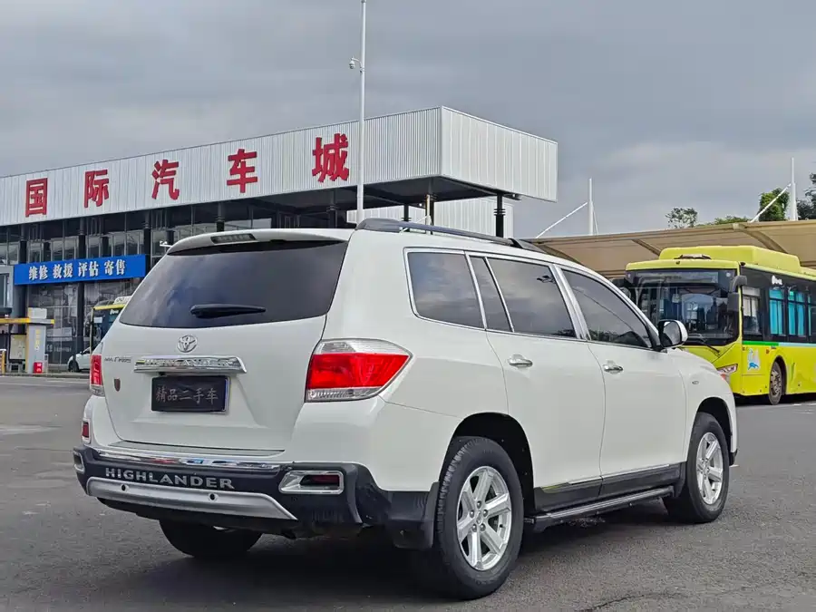 900x675_0_q87_c42_autohomecar__ChtpWGm7VuyANRtGAAbHIyWHv6I041.jpg.webp Used Toyota Highlander 2013 2.7L 2WD 5-seat Purple Gold Edition