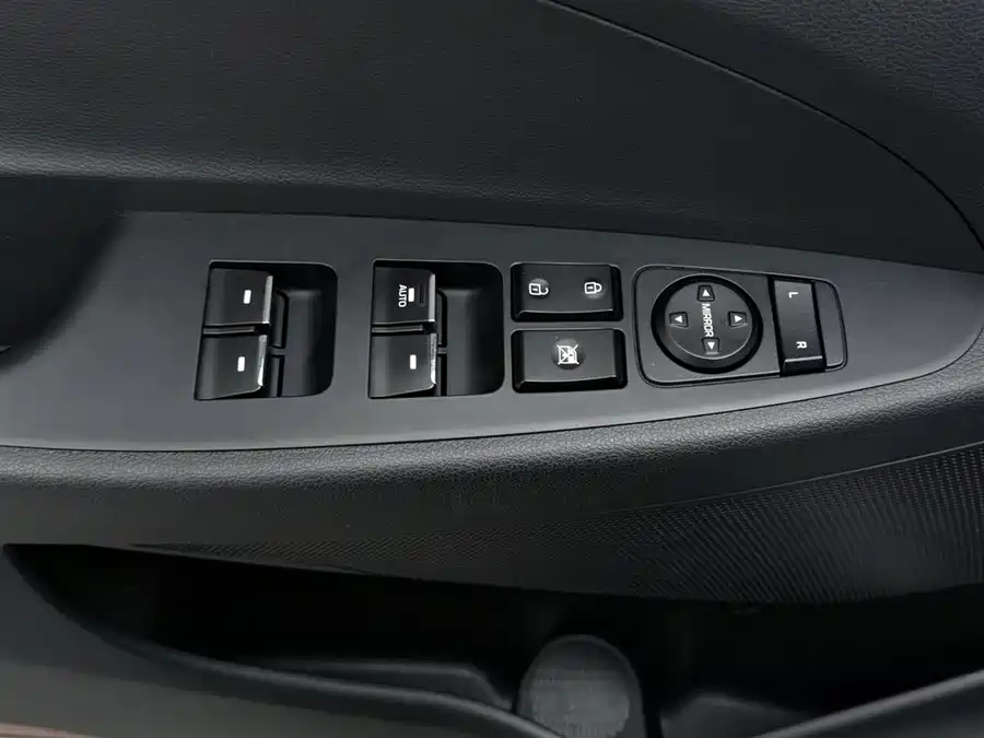 900x675_0_q87_c42_autohomecar__ChtpWGm7jj-AEd_VAAFil0p6Q9o020.jpg.webp Used Hyundai Tucson 2015 1.6T dual-clutch two-wheel drive intelligent model