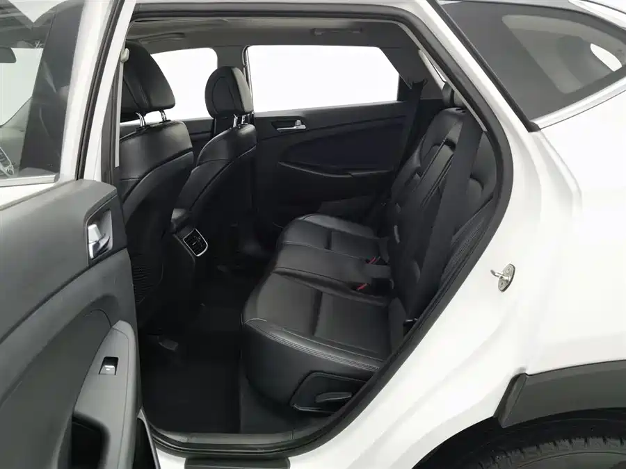 900x675_0_q87_c42_autohomecar__ChtpWGm7jkaAKGDHAAFLIFTxdFQ728.jpg.webp Used Hyundai Tucson 2015 1.6T dual-clutch two-wheel drive intelligent model