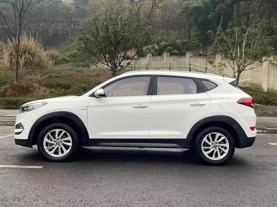 900x675_0_q87_c42_autohomecar__ChtpWGmHCVCAcwe_AA2AlvMPNr4145.jpg.webp Used Hyundai Tucson 2015 1.6T dual-clutch two-wheel drive intelligent model