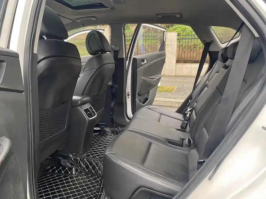 900x675_0_q87_c42_autohomecar__ChtpWGmHCVSAVGg0AAkuR-AmXWI519.jpg.webp Used Hyundai Tucson 2015 1.6T dual-clutch two-wheel drive intelligent model