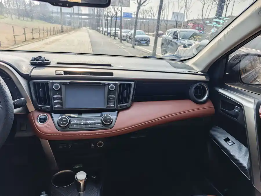 900x675_0_q87_c42_autohomecar__ChtpWGmJVsaAUzgDAAWPaLvrDpY654.jpg.webp Used Toyota RAV4 Rongfang 2015 2.5L automatic four-wheel drive elite version