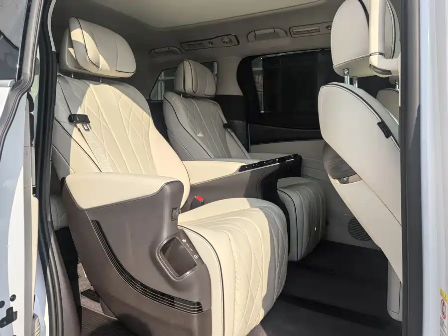 900x675_0_q87_c42_autohomecar__ChtpWGmJkX6AHChPAARD0eIRBs8928.jpg.webp Used Denza D9 2024 DM-i 980 four-wheel drive premium model