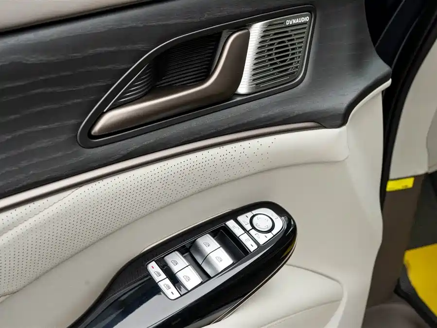 900x675_0_q87_c42_autohomecar__ChtpWGmJonaAAC9lAAGw4RjH5dI481.jpg.webp Used Denza D9 2022 EV 600 four-wheel drive flagship model