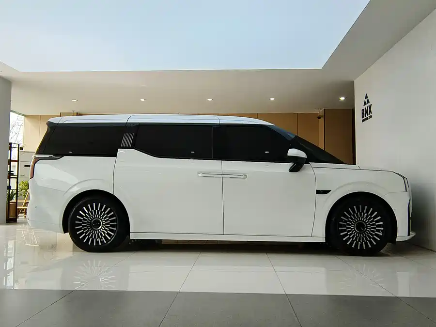 900x675_0_q87_c42_autohomecar__ChtpWGmcYyOAYqORAAOKeayXbTU362.jpg.webp Used Zeekr 009 2022 facelift WE version