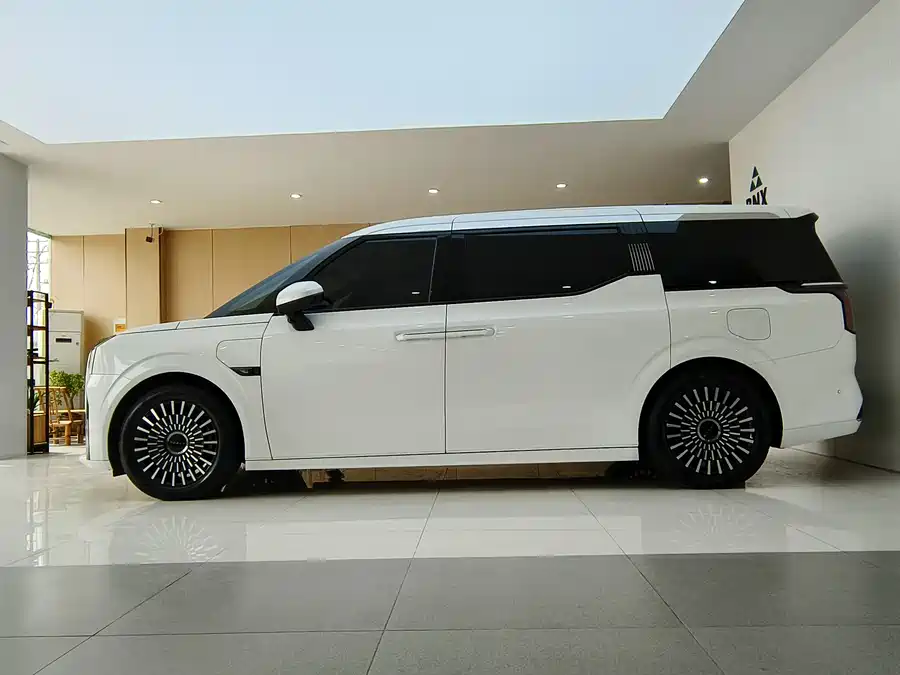 900x675_0_q87_c42_autohomecar__ChtpWGmcYySAYcsCAAO3ZI10was572.jpg.webp Used Zeekr 009 2022 facelift WE version