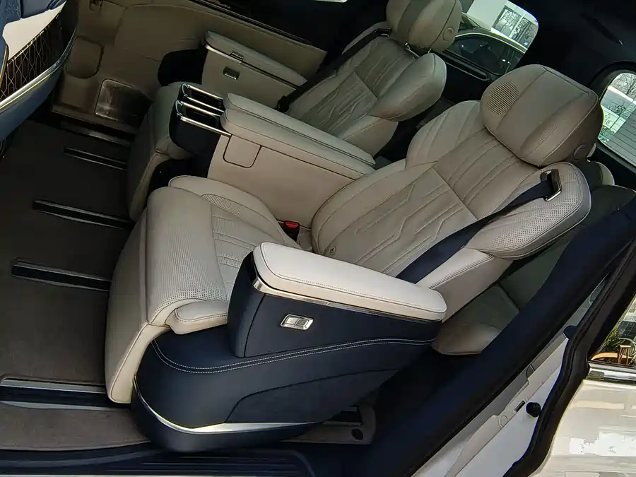 900x675_0_q87_c42_autohomecar__ChtpWGmcYymAUj_2AARIQ-iQVII205.jpg.webp Used Zeekr 009 2022 facelift WE version