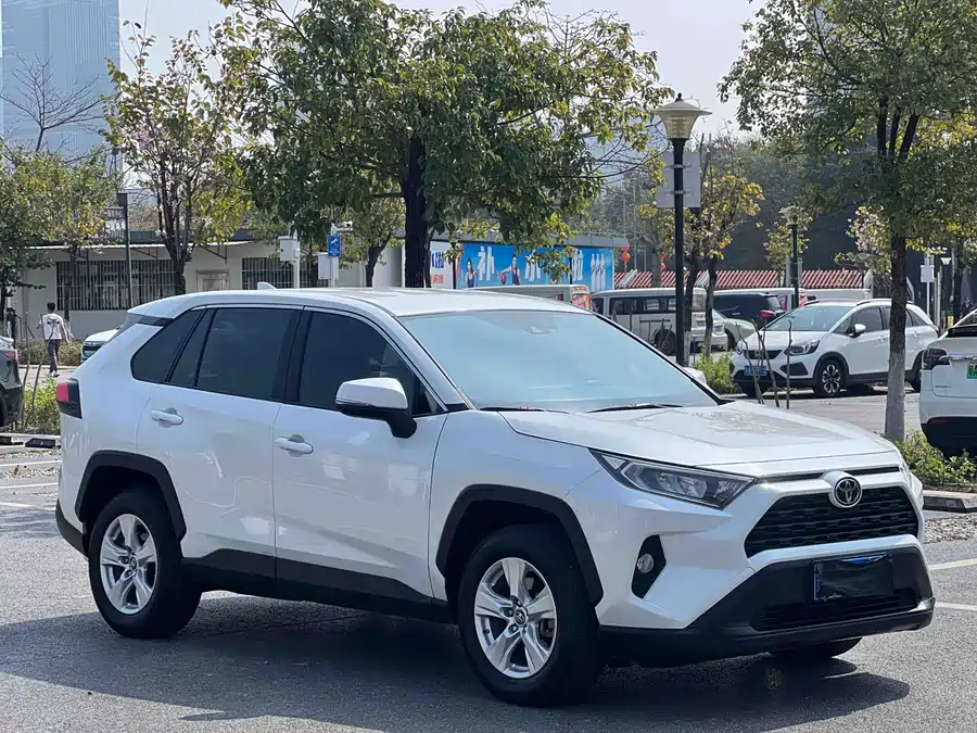 900x675_0_q87_c42_autohomecar__ChtpWGmjBlaAdhyJAA5EojMgS2Y482.jpg.webp Used Toyota RAV4 Rongfang 2023 2.0L CVT two-wheel drive urban version