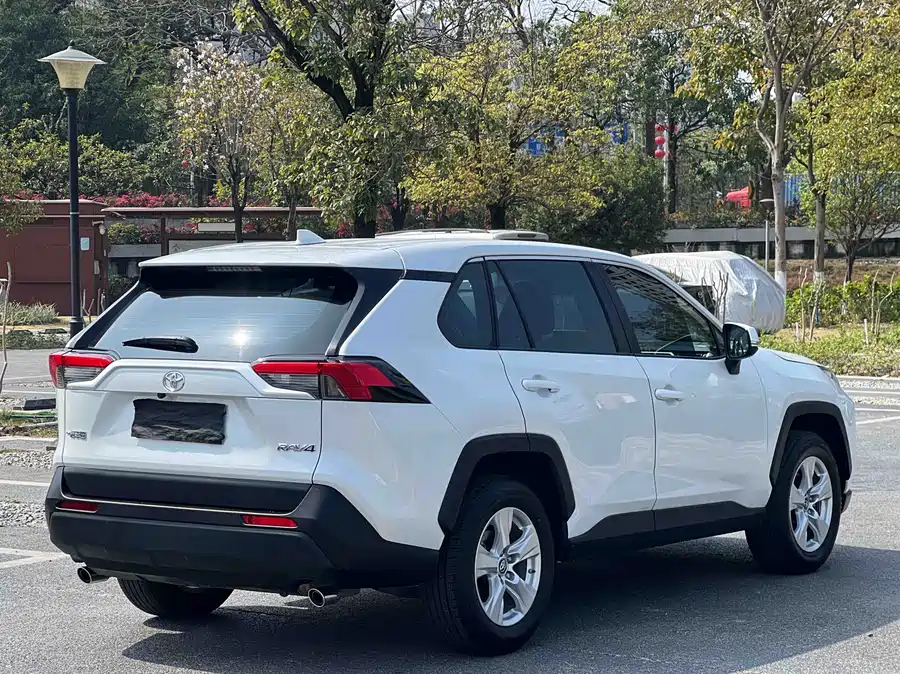 900x675_0_q87_c42_autohomecar__ChtpWGmjBlqAS60AAA7Fd6O3hlo188.jpg.webp Used Toyota RAV4 Rongfang 2023 2.0L CVT two-wheel drive urban version