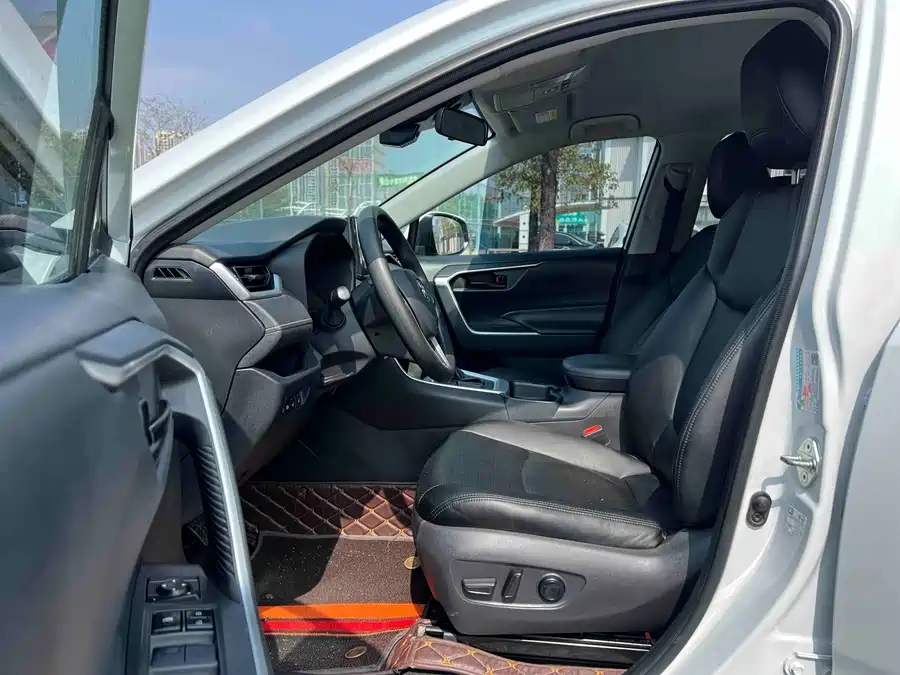 900x675_0_q87_c42_autohomecar__ChtpWGmjBmmAaLvhAAhc9y-wY9w639.jpg.webp Used Toyota RAV4 Rongfang 2023 2.0L CVT two-wheel drive urban version