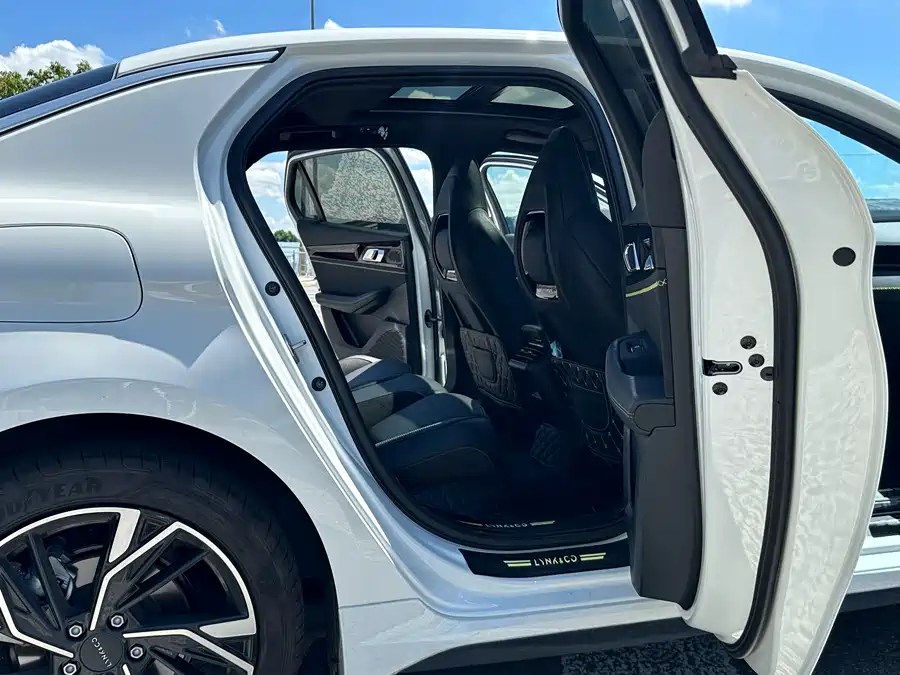 900x675_0_q87_c42_autohomecar__ChtpWGmlCViAdTUyAAhuXR8tQdQ275.jpg.webp Used Lynk & Co 03 2023 1.5TD DCT Pro