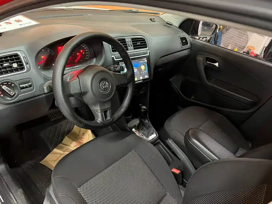 900x675_0_q87_c42_autohomecar__ChtpWGmoMD2AQpz1AAN3zPyB5Cs387.jpg.webp Used Volkswagen Polo 2013 1.6L automatic comfort version
