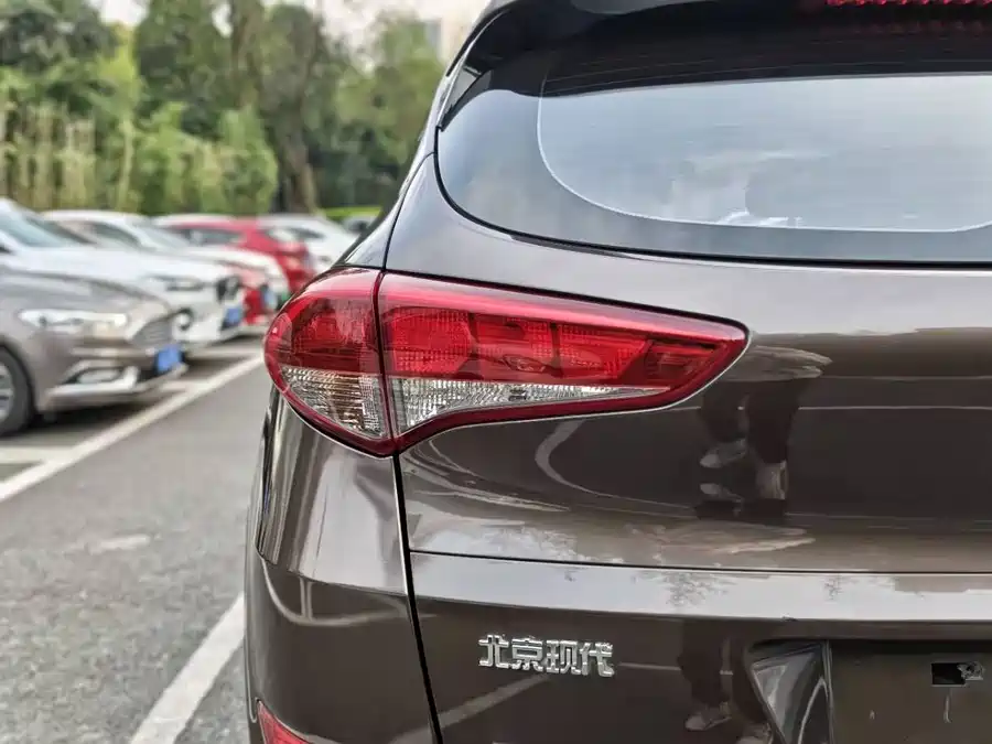 900x675_0_q87_c42_autohomecar__ChtpWGmpYi-AejG5AAG5yIN3iYQ478.jpg.webp Used Hyundai Tucson 2015 1.6T dual-clutch two-wheel drive intelligent model