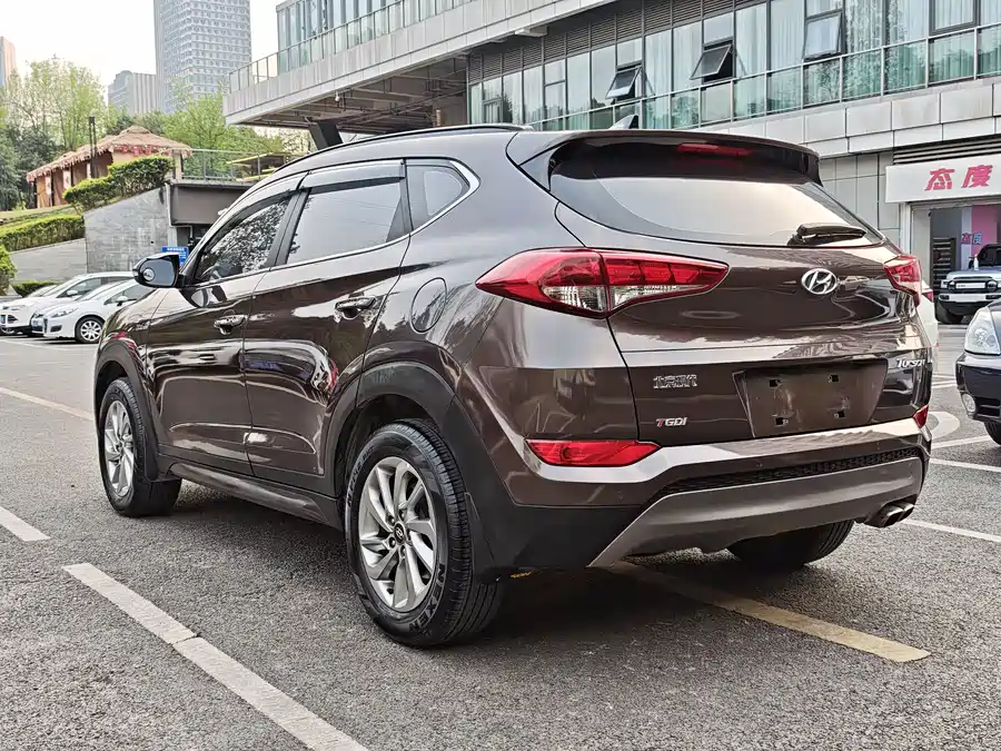 900x675_0_q87_c42_autohomecar__ChtpWGmpYiOAXbzuAAuCc0vrHjA425.jpg.webp Used Hyundai Tucson 2015 1.6T dual-clutch two-wheel drive intelligent model