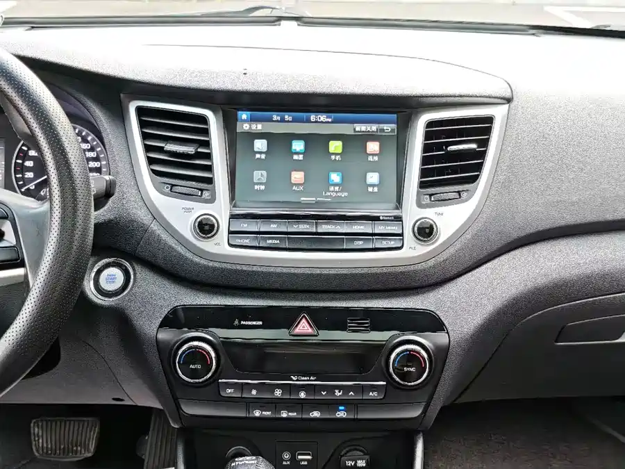 900x675_0_q87_c42_autohomecar__ChtpWGmpYimALViJAAMetgKsxaw613.jpg.webp Used Hyundai Tucson 2015 1.6T dual-clutch two-wheel drive intelligent model