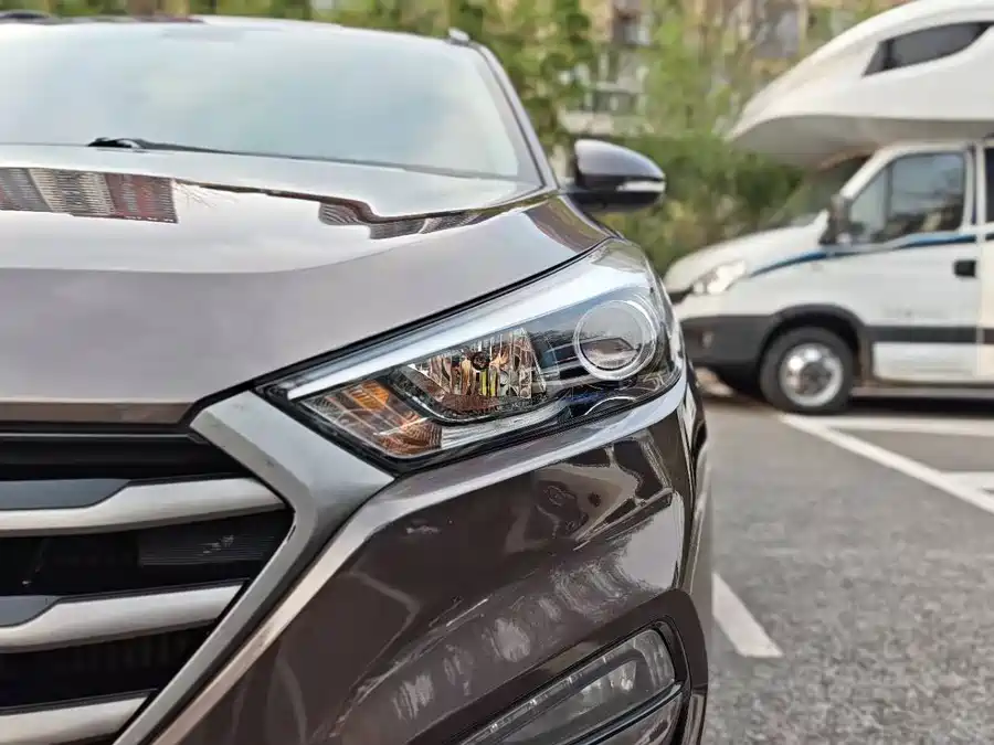 900x675_0_q87_c42_autohomecar__ChtpWGmpYjGAA_PiAAHxIQALXnU080.jpg.webp Used Hyundai Tucson 2015 1.6T dual-clutch two-wheel drive intelligent model