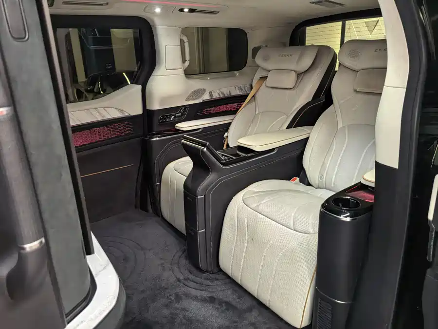 900x675_0_q87_c42_autohomecar__ChtpWGmpaSeARTIHAAUekYRGY34920.jpg.webp Used Zeekr 009 2024 Model Glory