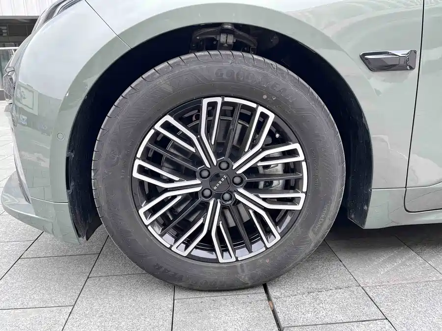 900x675_0_q87_c42_autohomecar__ChtpWGmun_6AH4k1AAdMFWK8xT4561.jpg.webp Used Zeekr 001 2025 WE version 100kWh rear drive
