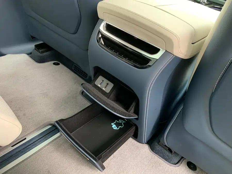 900x675_0_q87_c42_autohomecar__ChtpWGmv2YOANMbdAAj3Umw20rA673.jpg.webp Used Zeekr 009 2022 WE version