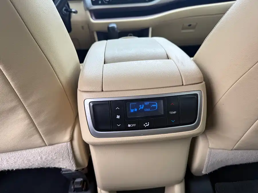 900x675_0_q87_c42_autohomecar__ChtpWGmw50aANcnvAAfuAXP_l8A343.jpg.webp Used Toyota Highlander 2015 2.0T four-wheel drive elite version 7 seats