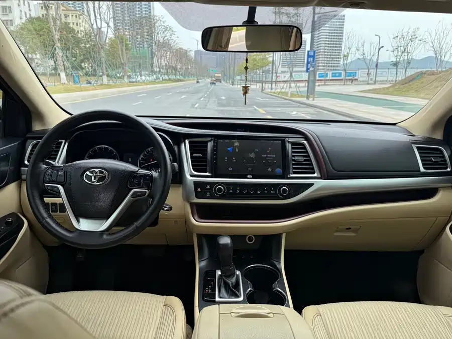 900x675_0_q87_c42_autohomecar__ChtpWGmw50eAImt_AAnIyuTtwnw667.jpg.webp Used Toyota Highlander 2015 2.0T four-wheel drive elite version 7 seats