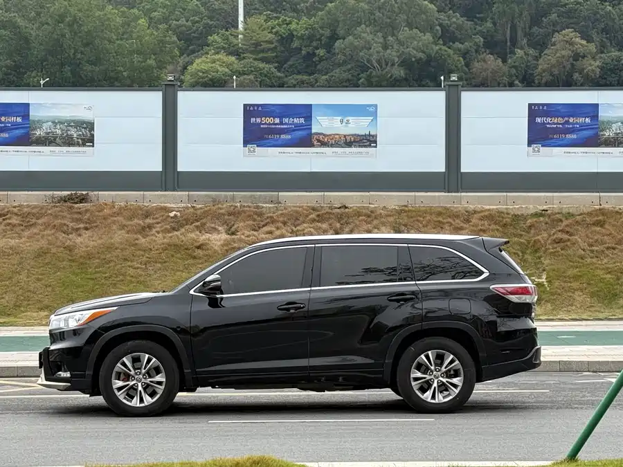 900x675_0_q87_c42_autohomecar__ChtpWGmw50qAfjK-AAodfAhTEsg266.jpg.webp Used Toyota Highlander 2015 2.0T four-wheel drive elite version 7 seats