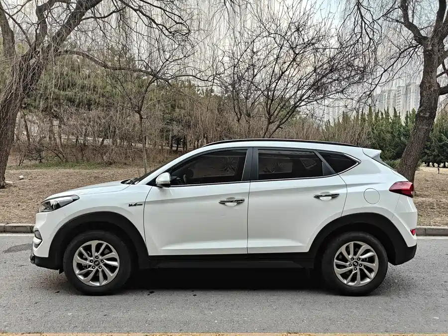 900x675_0_q87_c42_autohomecar__ChtpWGmwJyCAfYtHAA8eSZvDOG8157.jpg.webp Used Hyundai Tucson 2015 1.6T dual-clutch two-wheel drive intelligent model