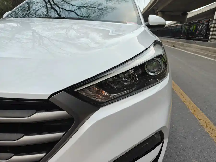 900x675_0_q87_c42_autohomecar__ChtpWGmwJyGABp1qAAQClNyWEgo984.jpg.webp Used Hyundai Tucson 2015 1.6T dual-clutch two-wheel drive intelligent model