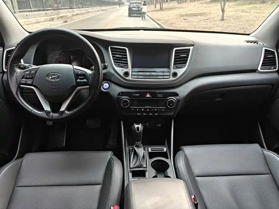 900x675_0_q87_c42_autohomecar__ChtpWGmwJyqAba3_AAj_hsDNHWU405.jpg.webp Used Hyundai Tucson 2015 1.6T dual-clutch two-wheel drive intelligent model