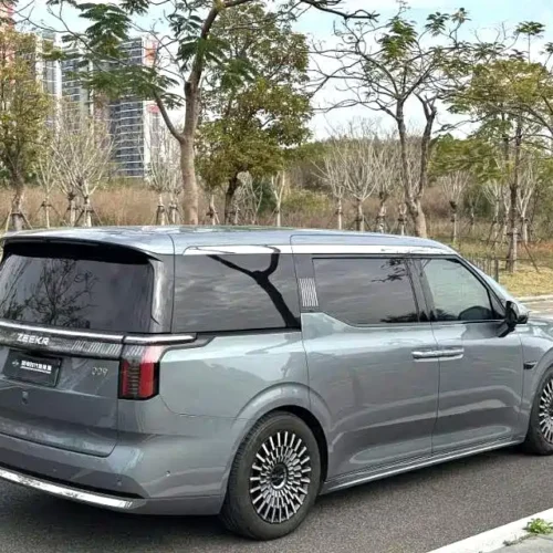 900x675_0_q87_c42_autohomecar__ChtpWGmwxoaAWG3aAAIFJgc7diE017.jpg.webp Used Zeekr 009 2024 six-seat executive version four-wheel drive 108kWh
