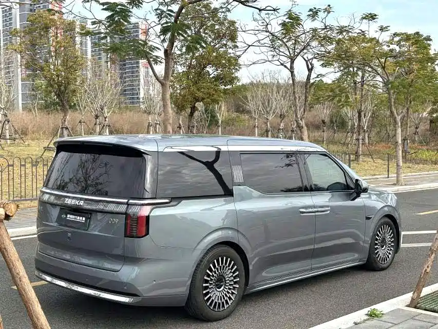 900x675_0_q87_c42_autohomecar__ChtpWGmwxoaAWG3aAAIFJgc7diE017.jpg.webp Used Zeekr 009 2024 six-seat executive version four-wheel drive 108kWh
