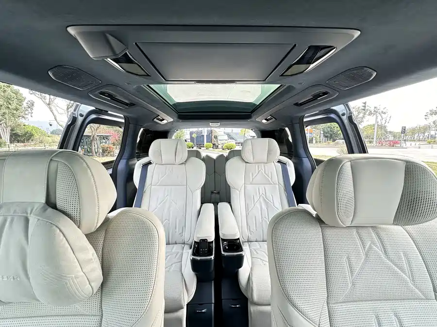 900x675_0_q87_c42_autohomecar__ChtpWGmwxoeAI6r6AAihNNlBc60168.jpg.webp Used Zeekr 009 2024 six-seat executive version four-wheel drive 108kWh