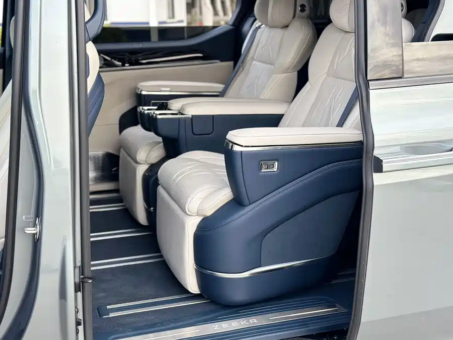 900x675_0_q87_c42_autohomecar__ChtpWGmwxomAdl_2AAR6u3Em_cY492.jpg.webp Used Zeekr 009 2024 six-seat executive version four-wheel drive 108kWh