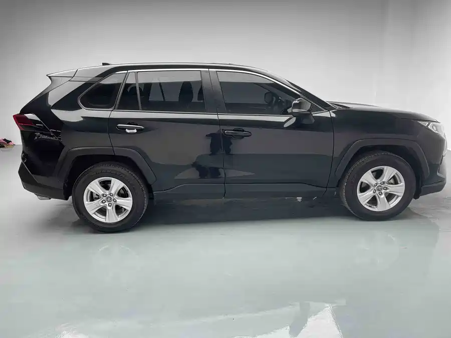 900x675_0_q87_c42_autohomecar__ChxpV2k27sKAdBCLAALLNh-vuk224.jpg.webp Used Toyota RAV4 Rongfang 2023 2.0L CVT two-wheel drive urban version