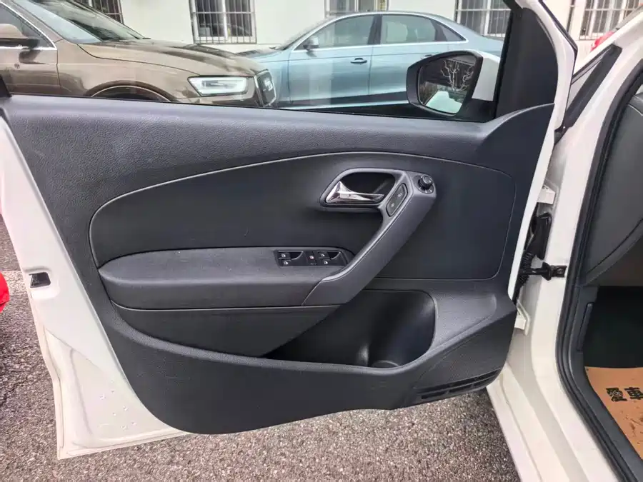 Used Volkswagen Polo 2014 1.4L manual fashion version