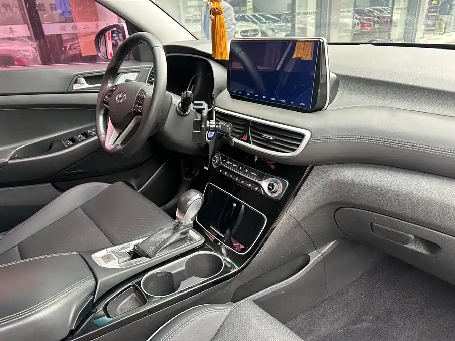 900x675_0_q87_c42_autohomecar__ChxpV2lI3XqAdFzfAAwtL17a8mQ914.jpg.webp Used Hyundai Tucson 2020 280TGDi dual-clutch two-wheel drive intelligent version National V