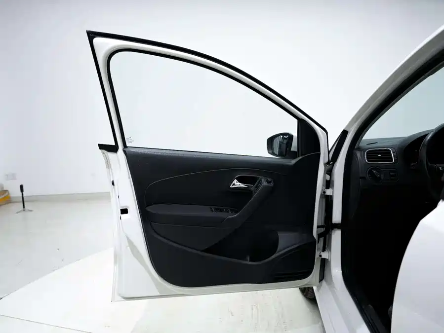 Used Volkswagen Polo 2016 1.6L automatic comfort model