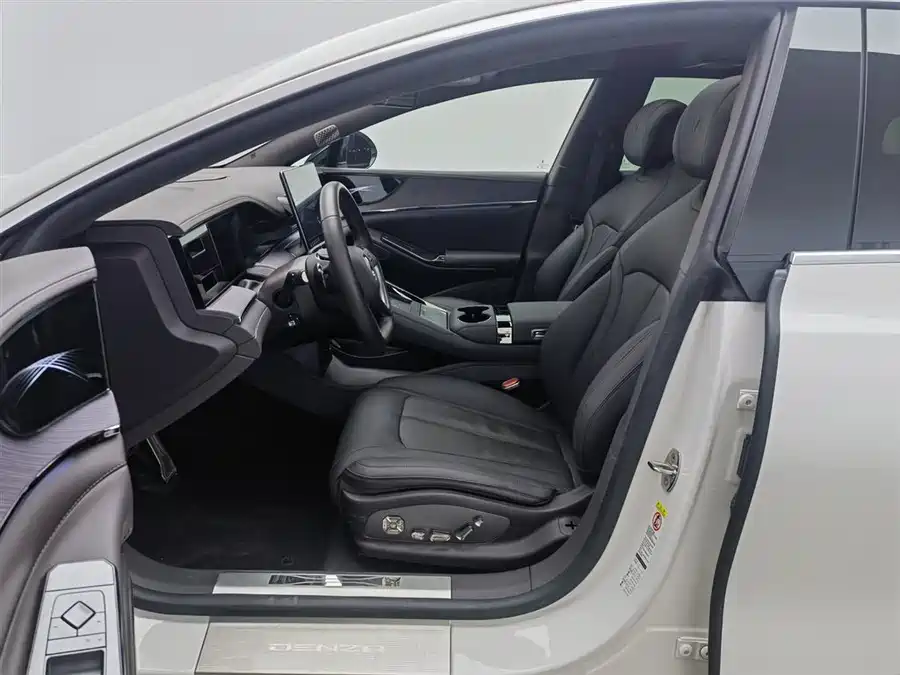 900x675_0_q87_c42_autohomecar__ChxpV2lg146Aciu2AAF2dC4G95U223.jpg.webp Used Denza Z9 2024 1100km four-wheel drive Max version