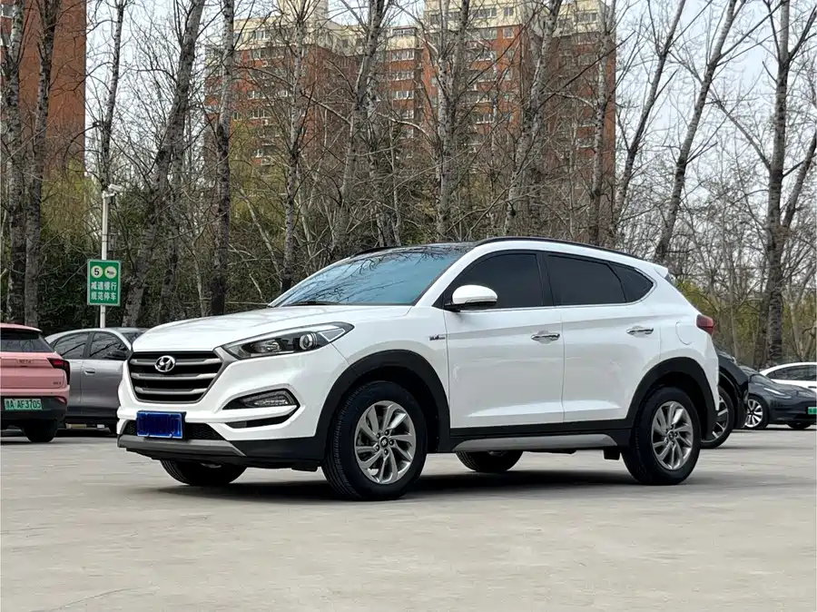 900x675_0_q87_c42_autohomecar__ChxpV2m6Q7GAWhEzAAw712j_OR8472.jpg.webp Used Hyundai Tucson 2018 1.6T dual-clutch two-wheel drive 15th anniversary special edition