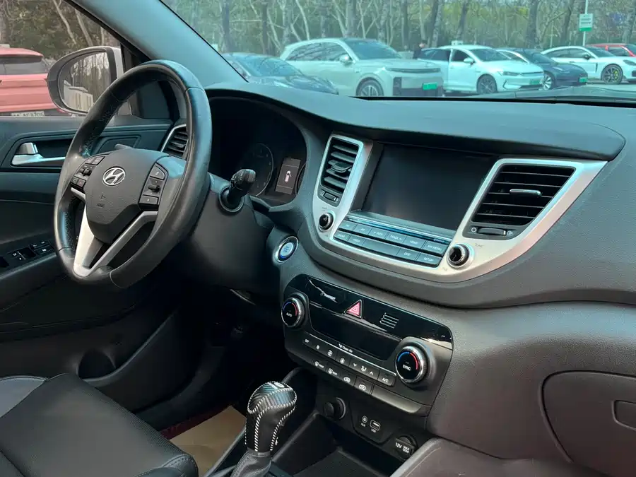 900x675_0_q87_c42_autohomecar__ChxpV2m6Q8qAHEWHAAq7JFPlR0o700.jpg.webp Used Hyundai Tucson 2018 1.6T dual-clutch two-wheel drive 15th anniversary special edition