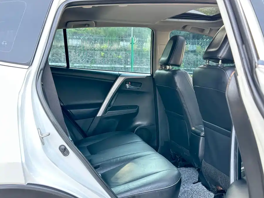 900x675_0_q87_c42_autohomecar__ChxpV2m6d6SAZtmWAAhq5-XUnLs478.jpg.webp Used Toyota RAV4 Rongfang 2016 2.0L CVT two-wheel drive smart version